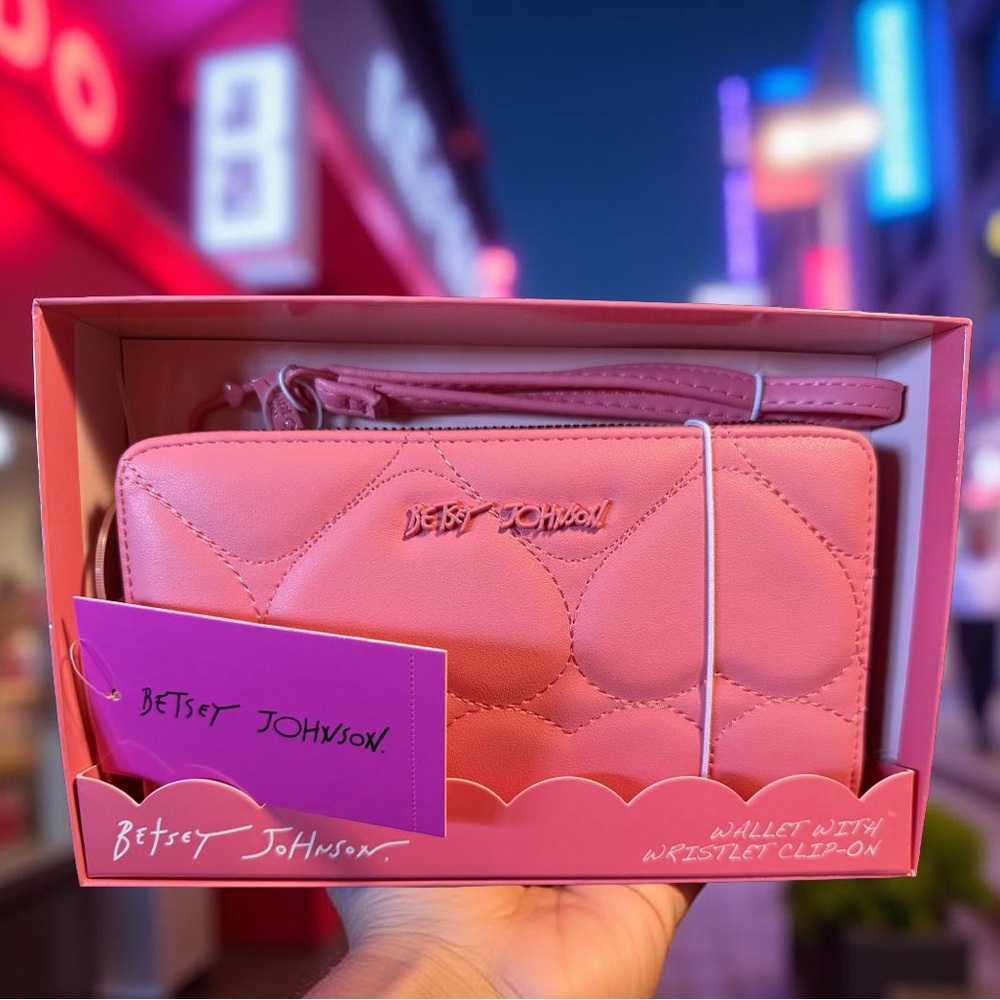 Betsey Johnson NWT Pretty Pink Quilted Heart  Wallet Wristlet (P095)